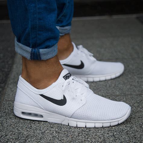 nike weiße schuhe und longsshirt und jeans|Nike weiße schuhe.